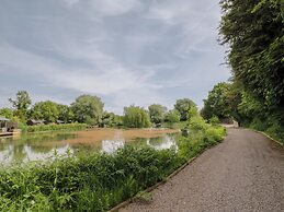 Oak Lodge At Bridge Lake Farm & Fishery
