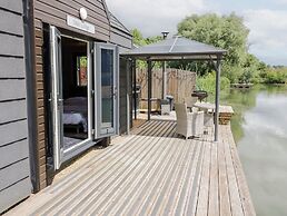 Oak Lodge At Bridge Lake Farm & Fishery
