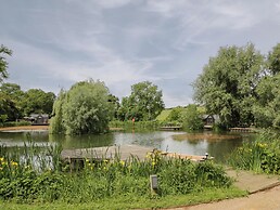 Oak Lodge At Bridge Lake Farm & Fishery