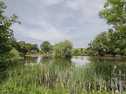 Oak Lodge At Bridge Lake Farm & Fishery