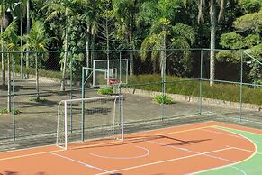 Almenat Embu das Artes, Tapestry Collection by Hilton