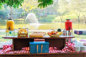 Almenat Embu das Artes, Tapestry Collection by Hilton