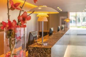 Almenat Embu das Artes, Tapestry Collection by Hilton