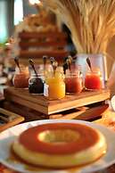 Almenat Embu das Artes, Tapestry Collection by Hilton