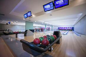 Almenat Embu das Artes, Tapestry Collection by Hilton