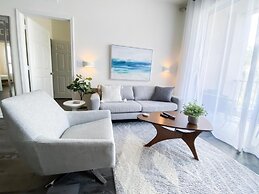 Fountain View. New! 3 Bedroom Condo by RedAwning