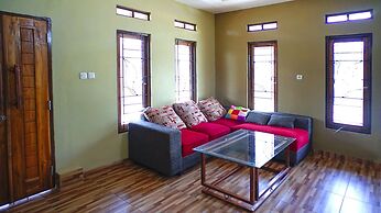 Villa Lisandsa by Ruang Nyaman