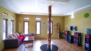 Villa Lisandsa by Ruang Nyaman