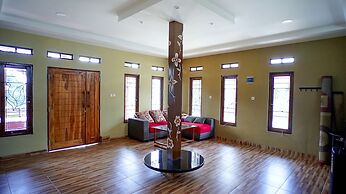 Villa Lisandsa by Ruang Nyaman