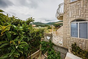 A1 - apt w. the sea View, two Terraces and Garden