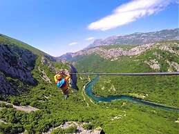 Large 150 m2 apt With Pool and 500 m2 Garden