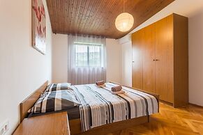 Large 150 m2 apt With Pool and 500 m2 Garden