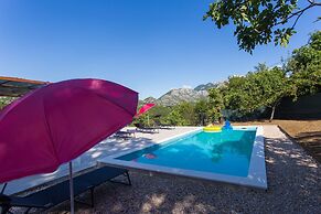 Large 150 m2 apt With Pool and 500 m2 Garden