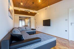 Large 150 m2 apt With Pool and 500 m2 Garden