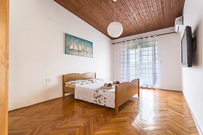 Large 150 m2 apt With Pool and 500 m2 Garden