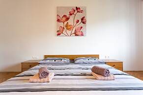 Large 150 m2 apt With Pool and 500 m2 Garden