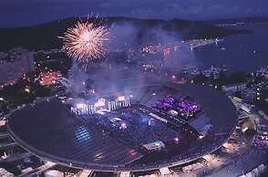 Comfortable Apartment With Balcony & Garden View