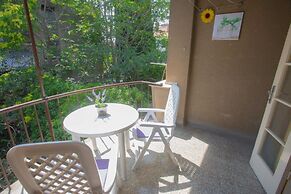 Comfortable Apartment With Balcony & Garden View