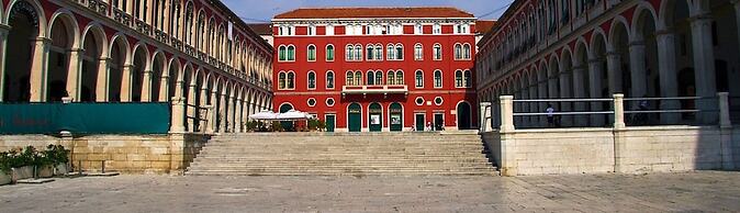 Comfortable Apartment With Balcony & Garden View