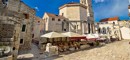 Comfortable Apartment With Balcony & Garden View