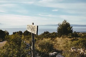 Lovely Cottage With sea Views in Selca, Croatia