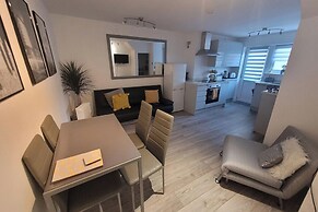 Apt - Sleeps 4/5 - Garden - Parking