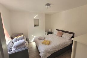 Apt - Sleeps 4/5 - Garden - Parking