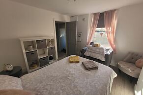 Apt - Sleeps 4/5 - Garden - Parking