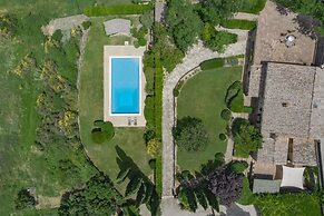 Villa Santella an Amazing Retreat Between Florence and Siena
