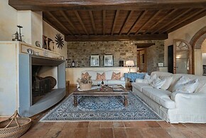 Villa Santella an Amazing Retreat Between Florence and Siena