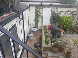 Lovely Large Garden Flat