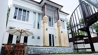 Villa Jogja Grand Bale with Private Pool by Simply Homy