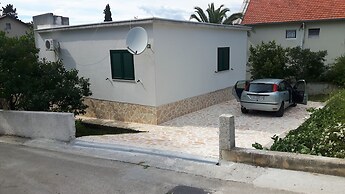 Nice 2-bedroom Private House, 50 m Beach, Sutivan