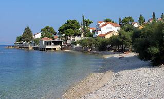 Nice 2-bedroom Private House, 50 m Beach, Sutivan