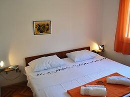 Nice 2-bedroom Private House, 50 m Beach, Sutivan