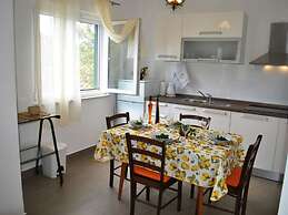 Nice 2-bedroom Private House, 50 m Beach, Sutivan