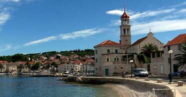 Nice 2-bedroom Private House, 50 m Beach, Sutivan