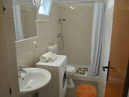 Nice 2-bedroom Private House, 50 m Beach, Sutivan