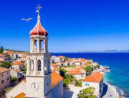 Nice 2-bedroom Private House, 50 m Beach, Sutivan