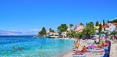 Nice 2-bedroom Private House, 50 m Beach, Sutivan