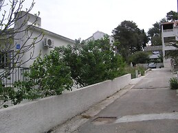 Nice 2-bedroom Private House, 50 m Beach, Sutivan