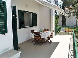 Nice 2-bedroom Private House, 50 m Beach, Sutivan