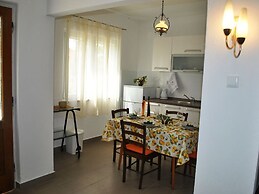 Nice 2-bedroom Private House, 50 m Beach, Sutivan