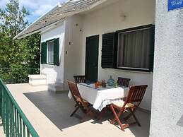 Nice 2-bedroom Private House, 50 m Beach, Sutivan