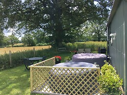 Charming Luxurious Rural Shepherds Hut