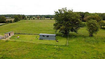Charming Luxurious Rural Shepherds Hut