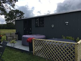 Charming Luxurious Rural Shepherds Hut