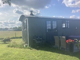 Charming Luxurious Rural Shepherds Hut