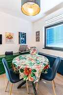 Boutique Triple House With Garden & Roof Terrace