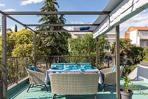 Boutique Triple House With Garden & Roof Terrace